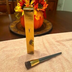 YSL Foundation brush High Coverage with reservoir 3